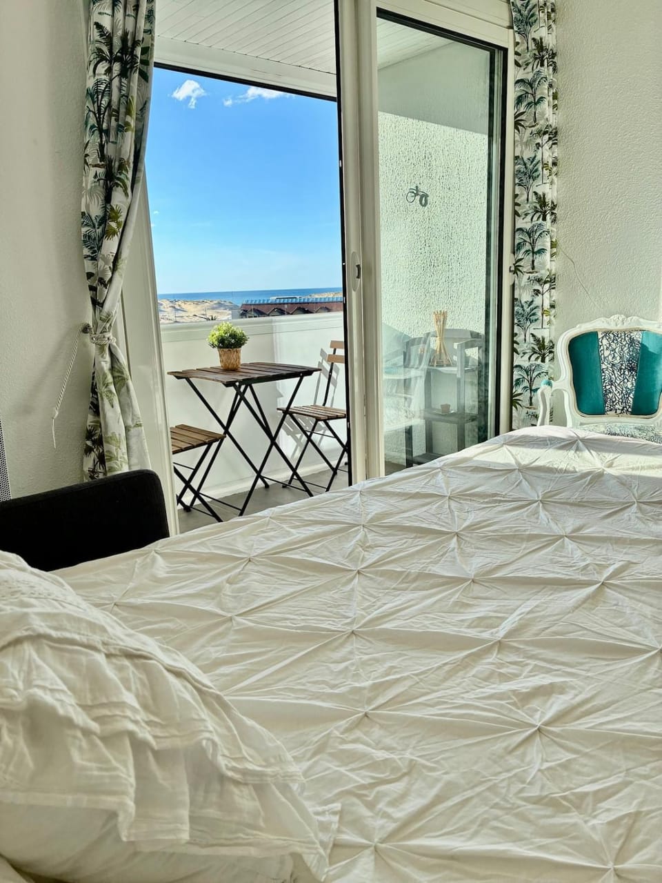 Bed, Natural landscape, View (from property/room), Balcony/Terrace, Bedroom, Sea view
