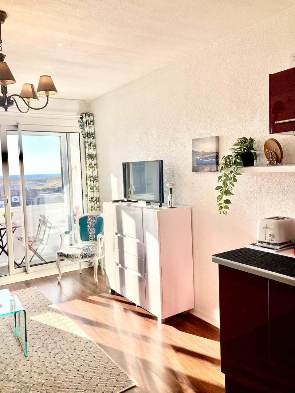 Communal lounge/ TV room, TV and multimedia, Living room, Seating area, Dining area