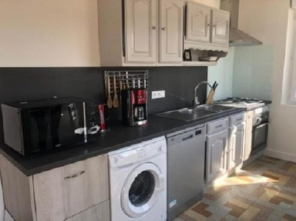 Coffee/tea facilities, dishwasher, stove