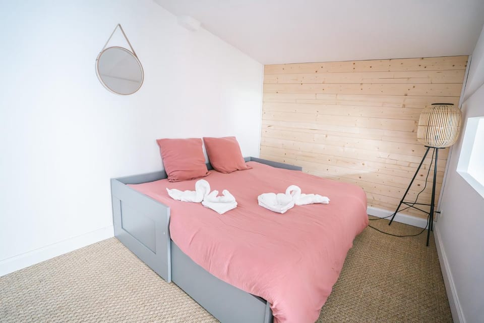 Bed, Photo of the whole room, Bedroom, towels