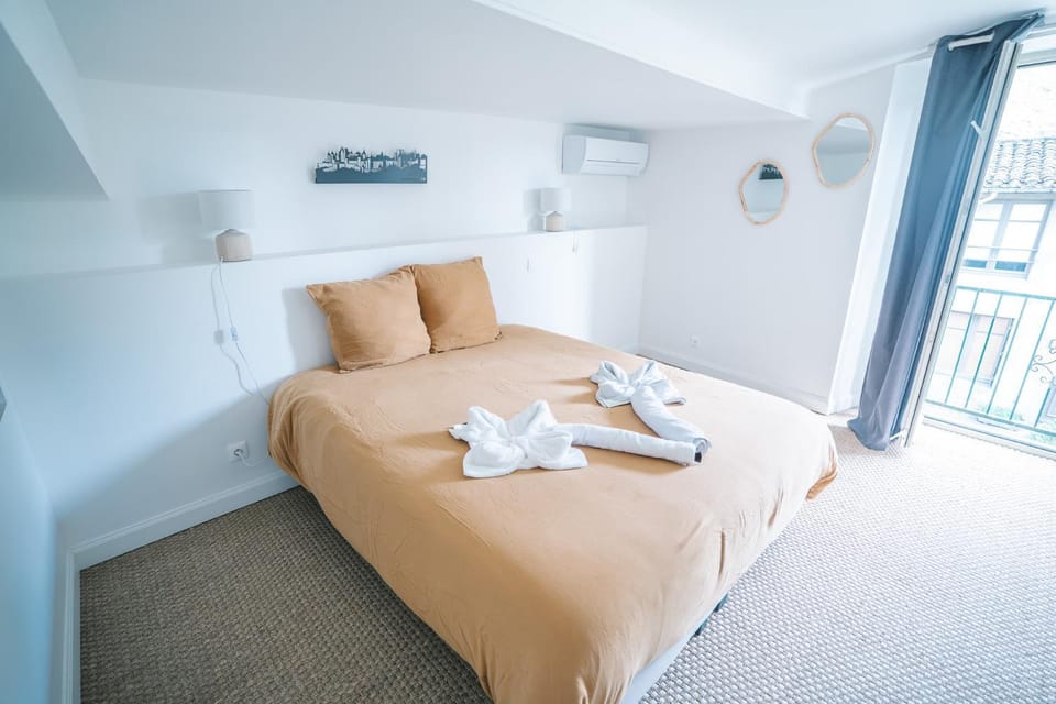 Bed, Photo of the whole room, towels