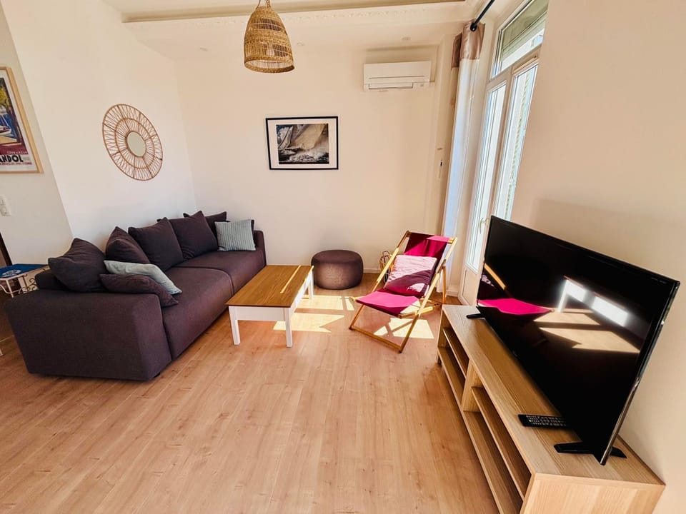 Magnifique appartement T3 refait à neuf Port Bandol Apartment in French Riviera