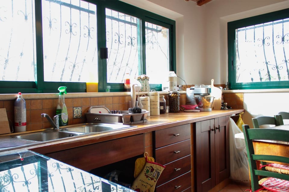 Coffee/tea facilities, Kitchen or kitchenette, Food and drinks, Dining area