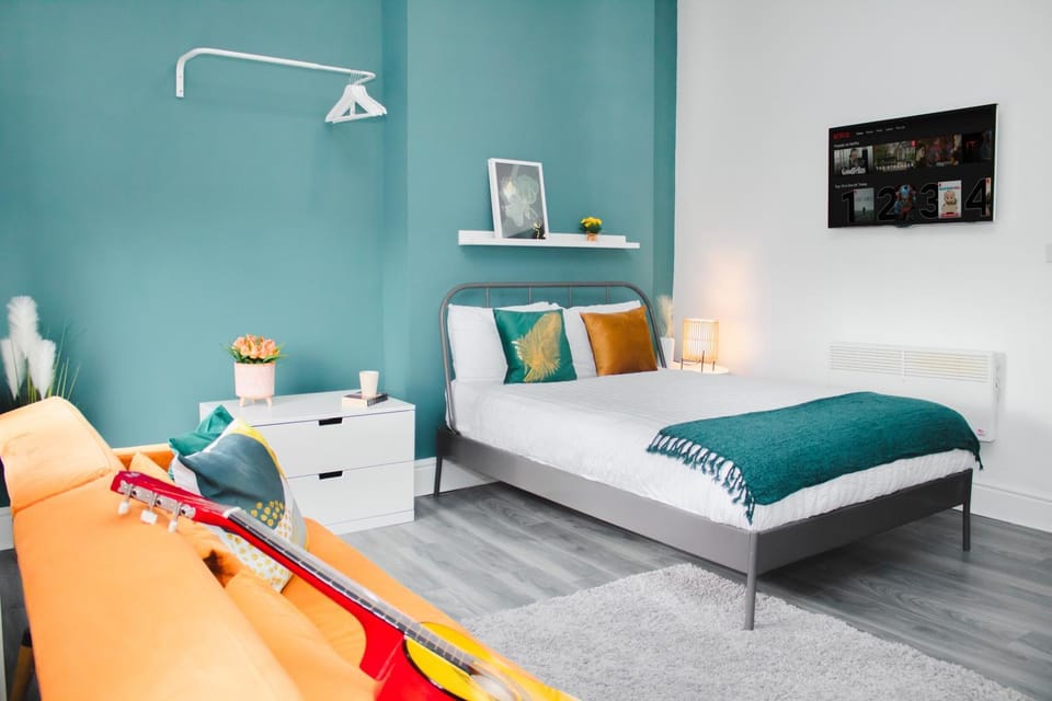 Bed, TV and multimedia, Photo of the whole room