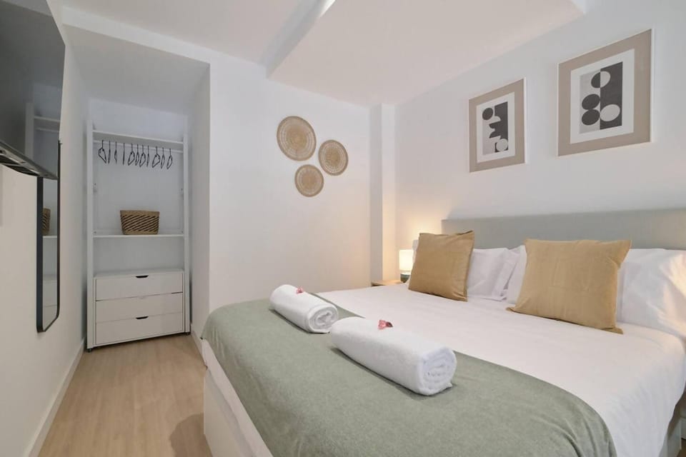 Bed, TV and multimedia, Bedroom