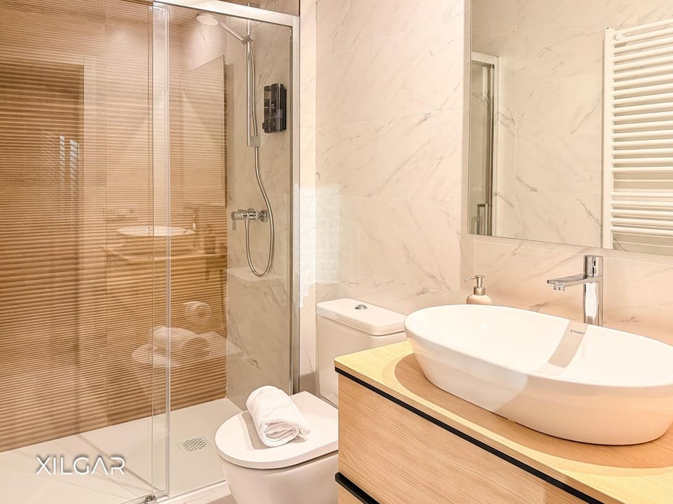 Shower, Toilet, Bathroom, towels