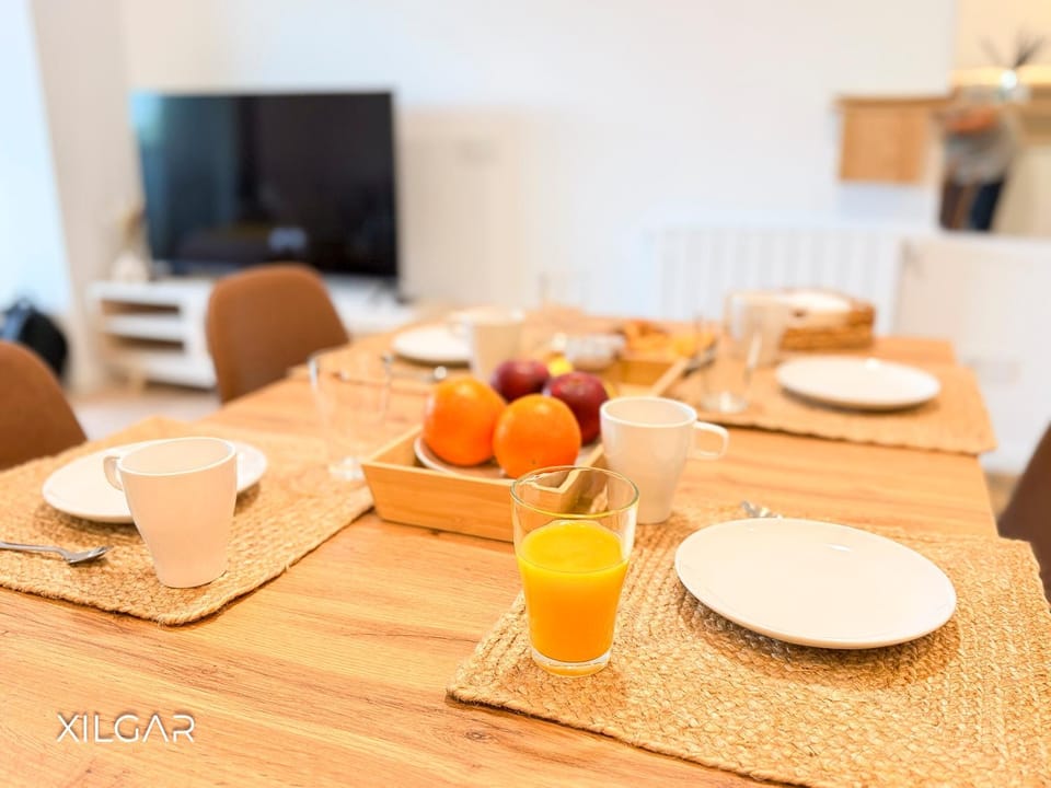 Communal lounge/ TV room, TV and multimedia, Food and drinks, Dining area, Food, Breakfast