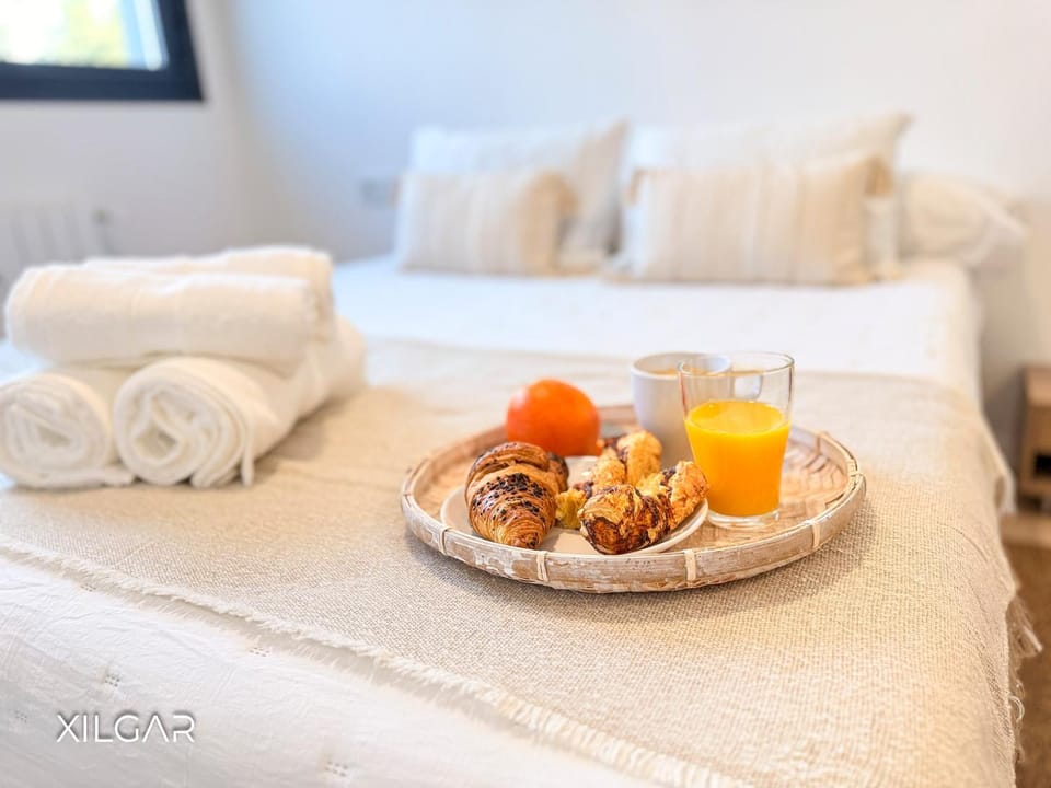 Bed, Food and drinks, Photo of the whole room, Bedroom, Food, Breakfast, towels