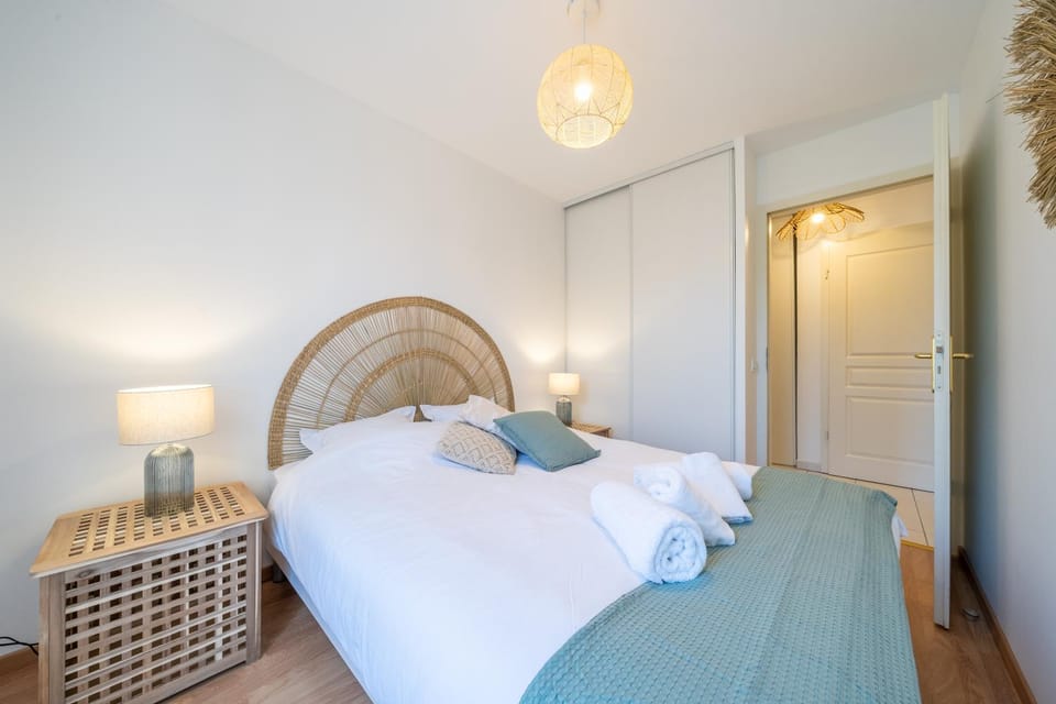 Bed, Photo of the whole room, wardrobe