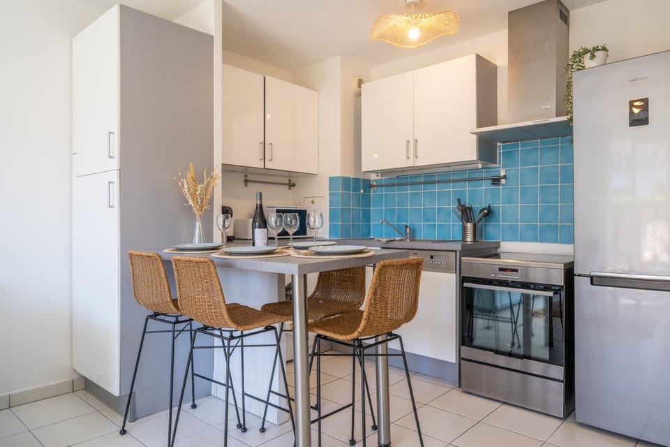Kitchen or kitchenette, Dining area, stove