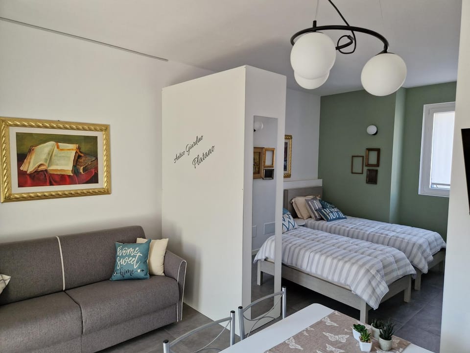 Bed, Living room, Photo of the whole room, Seating area, Bedroom, internet, wardrobe