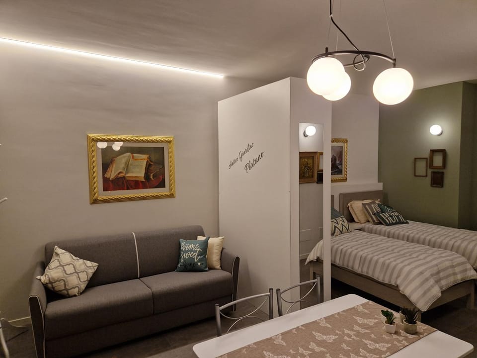 Bed, Living room, Photo of the whole room, Seating area, Bedroom, internet, wardrobe