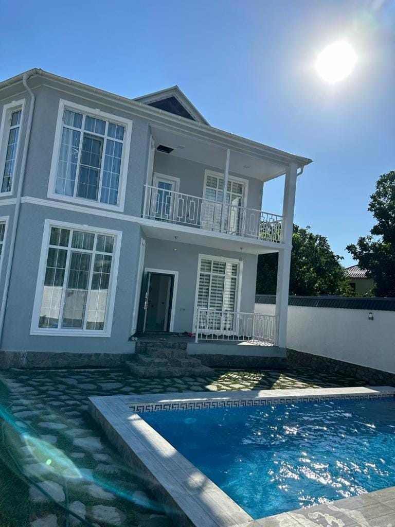Property building, Day, Pool view, Swimming pool