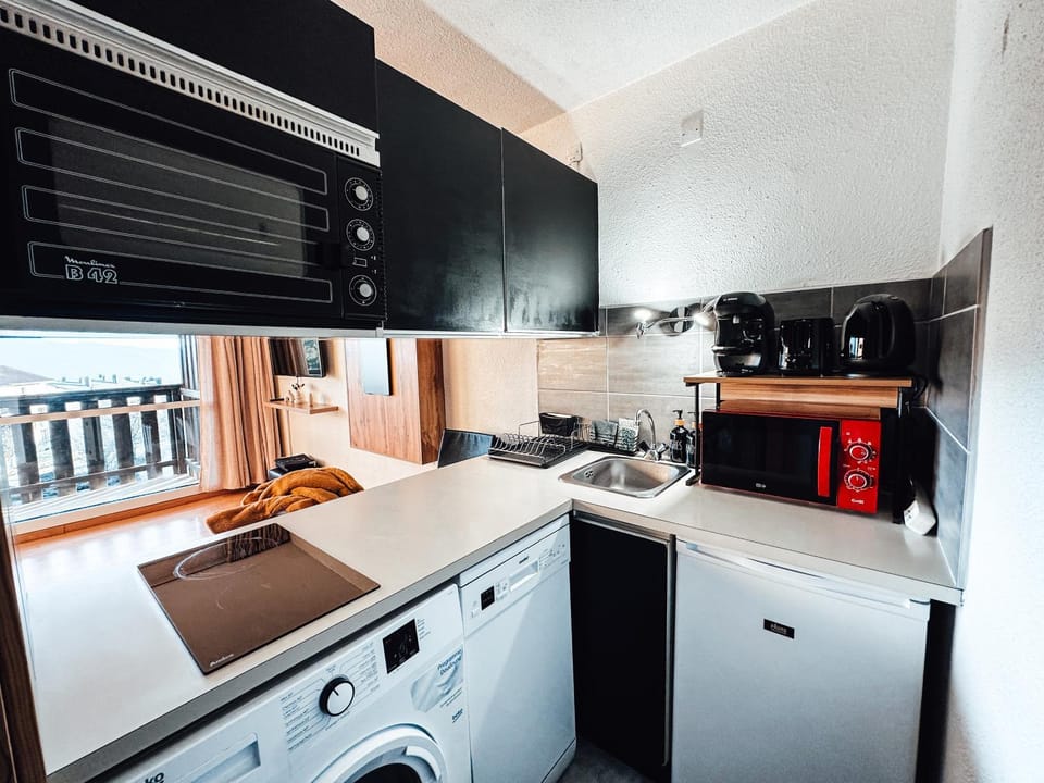 Kitchen or kitchenette, dishwasher, oven, toaster, washing machine
