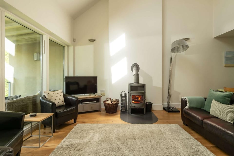 Beaverbrook - Lakeside Retreat House in Cotswold District