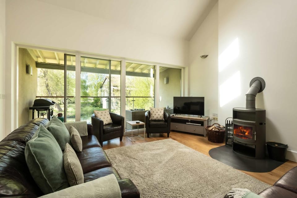 Beaverbrook - Lakeside Retreat House in Cotswold District