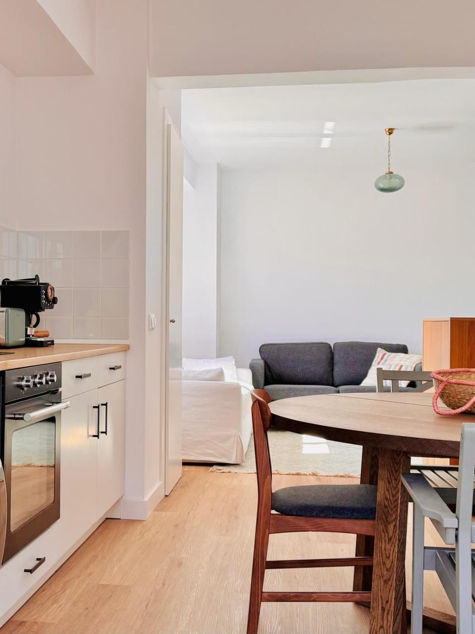 Coffee/tea facilities, Seating area, Dining area, oven, stove, toaster