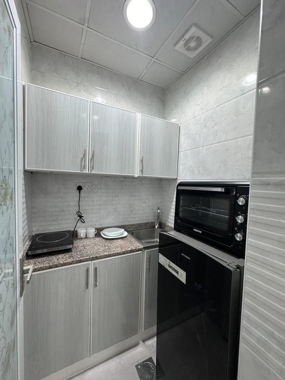 Kitchen or kitchenette, dishwasher