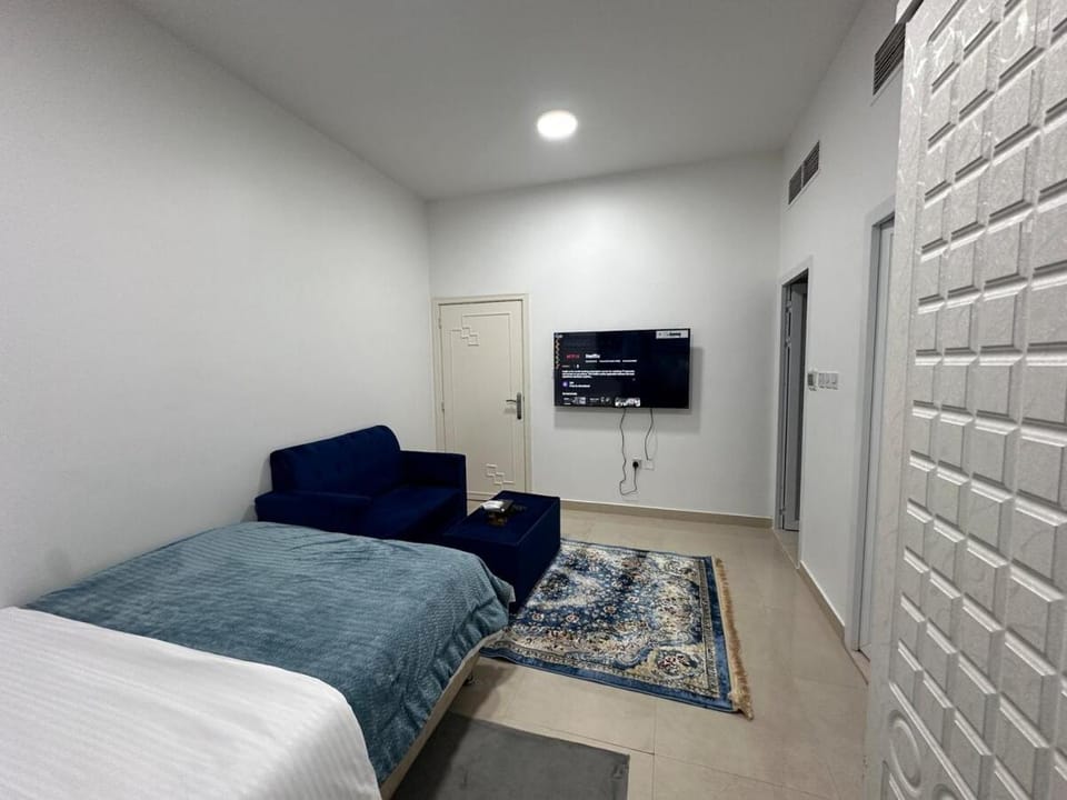 Bed, TV and multimedia, Bedroom