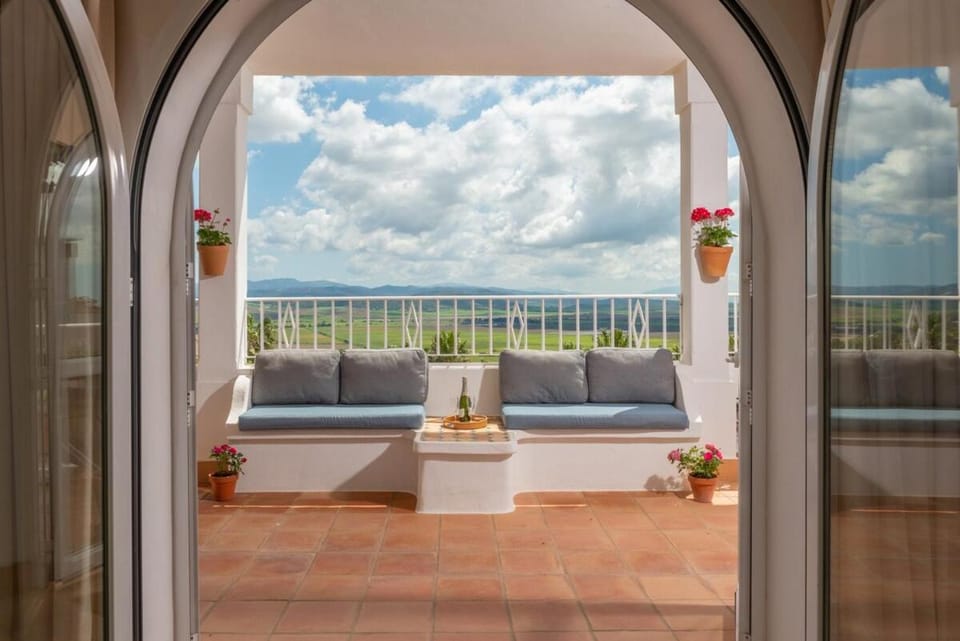 Patio, View (from property/room), Balcony/Terrace, Seating area, Mountain view, Drinks