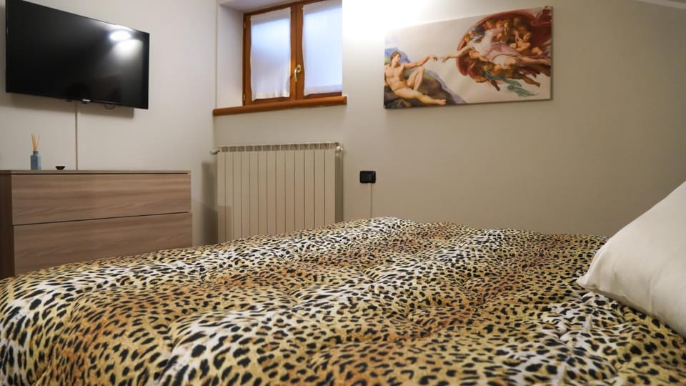 Bed, TV and multimedia, Bedroom