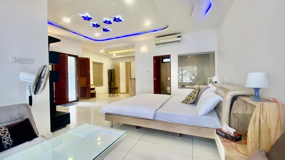 Bed, TV and multimedia, Bedroom