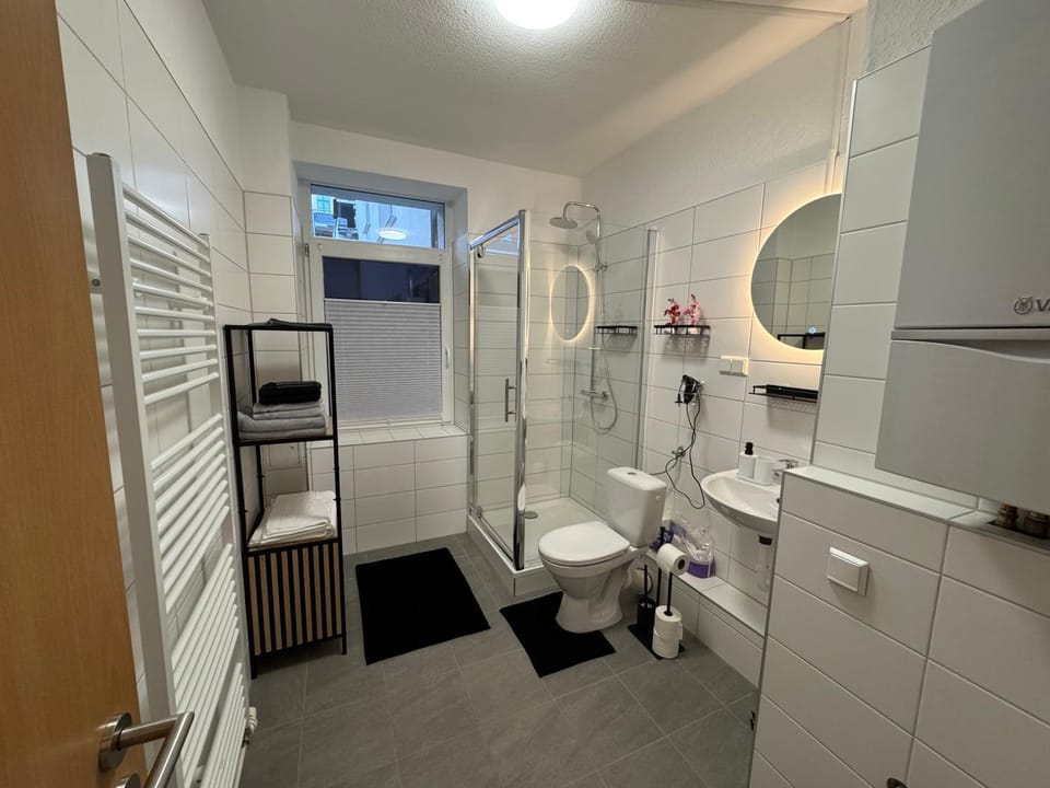 Shower, Toilet, Bathroom, towels