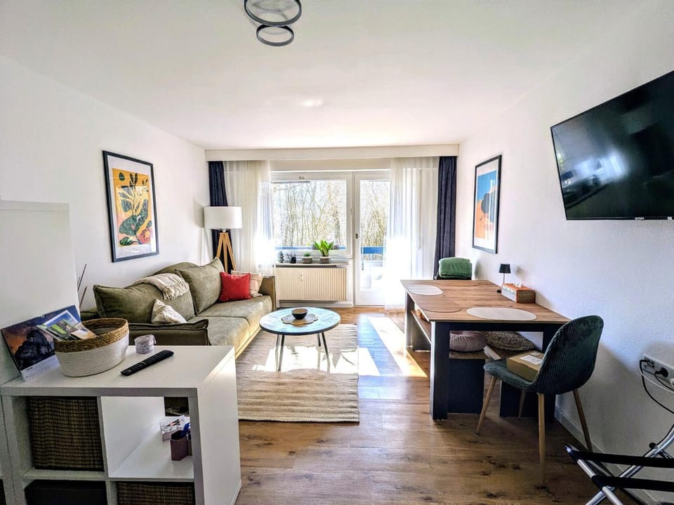 TV and multimedia, Seating area, Dining area