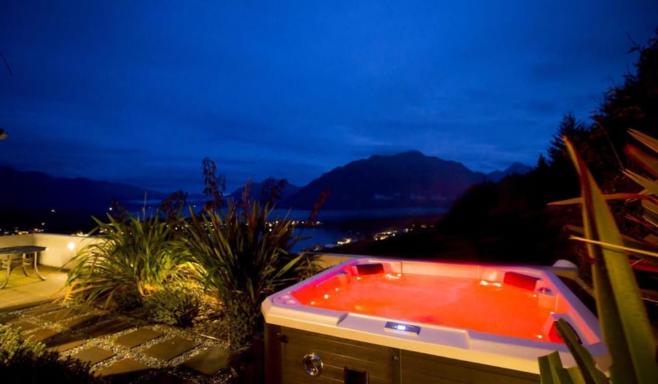 Lancewood Top | Gorgeous Views | Spa Pool House in Queenstown