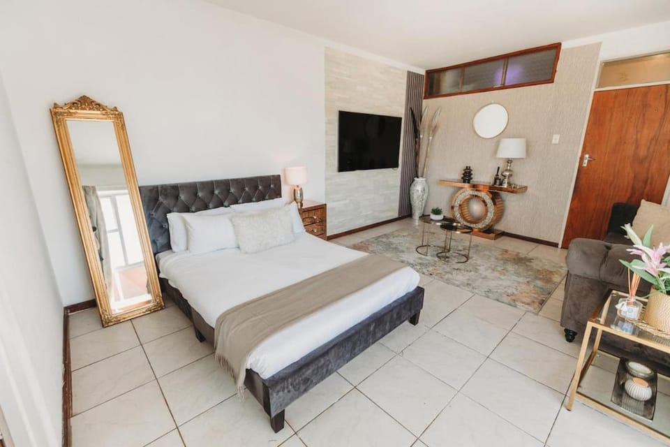 Communal lounge/ TV room, Bed, TV and multimedia, Living room, Photo of the whole room, Seating area