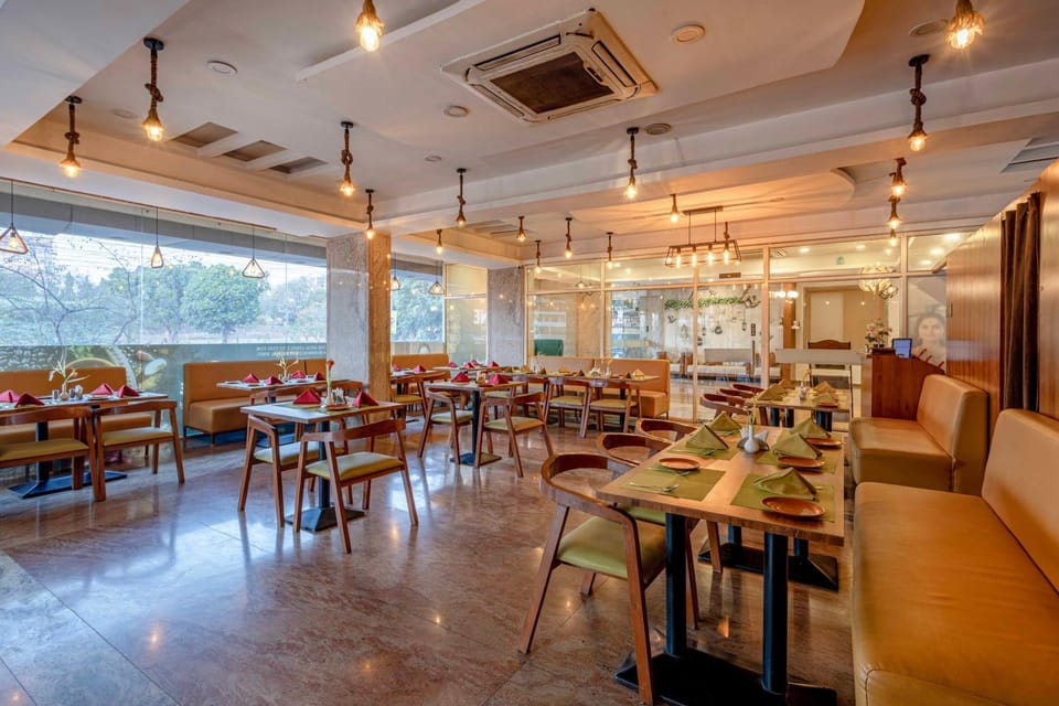 Restaurant/places to eat, Food and drinks, Banquet/Function facilities, Seating area, Food