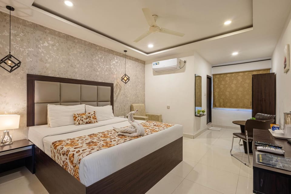 Bed, Living room, Photo of the whole room, Seating area, Dining area, Bedroom, fireplace, hair dresser, air conditioner