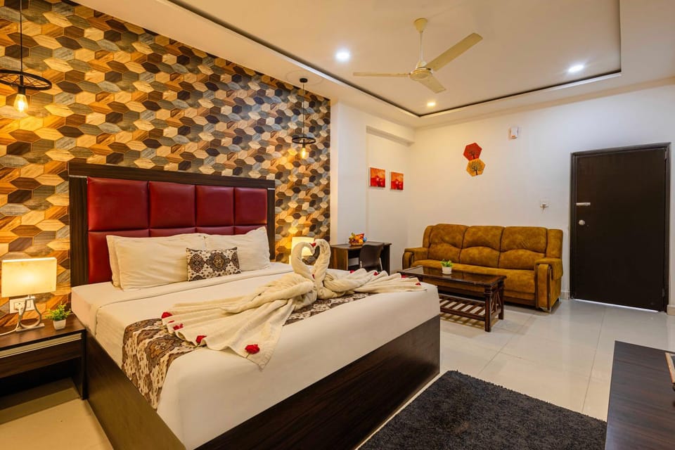 Bed, Photo of the whole room, Seating area, Bedroom