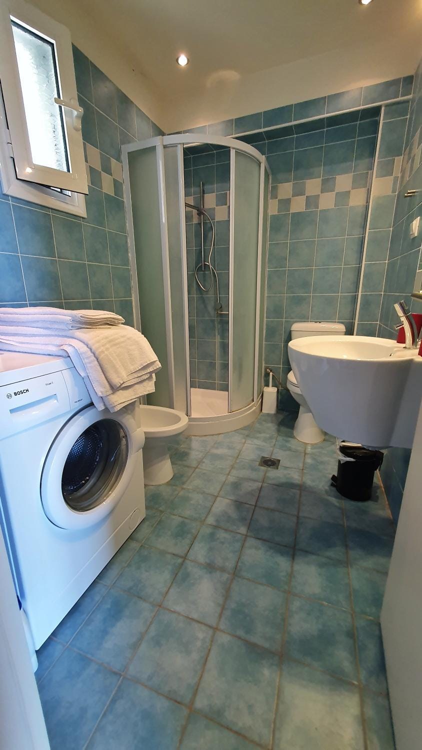 Shower, Bathroom, towels, washing machine