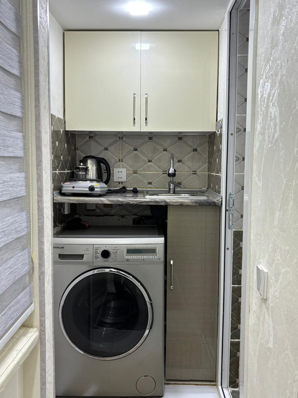Kitchen or kitchenette, stove, washing machine