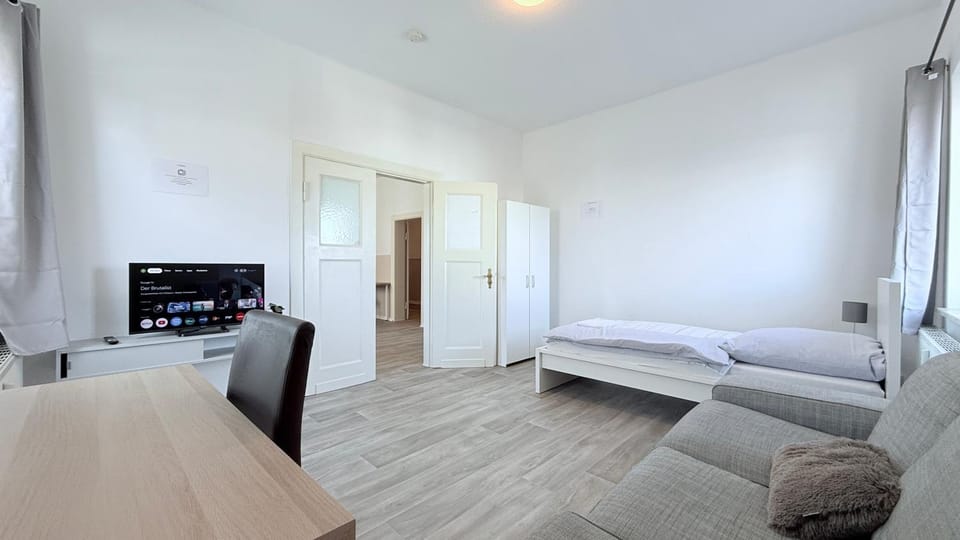 Bed, TV and multimedia, Kitchen or kitchenette, Living room, Photo of the whole room, Seating area, Dining area, Evening entertainment, Bedroom