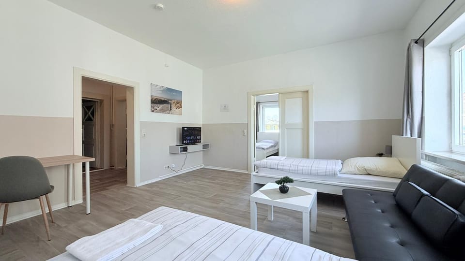 Bed, TV and multimedia, Living room, Photo of the whole room, Seating area, Bedroom