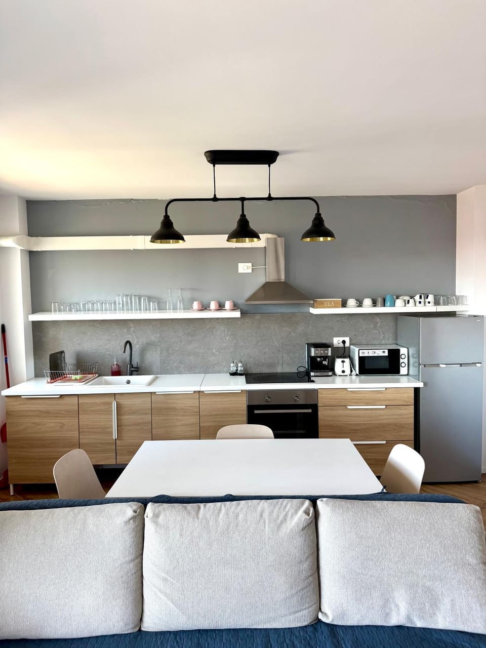 Coffee/tea facilities, Kitchen or kitchenette, Seating area, Dining area, microwave, oven