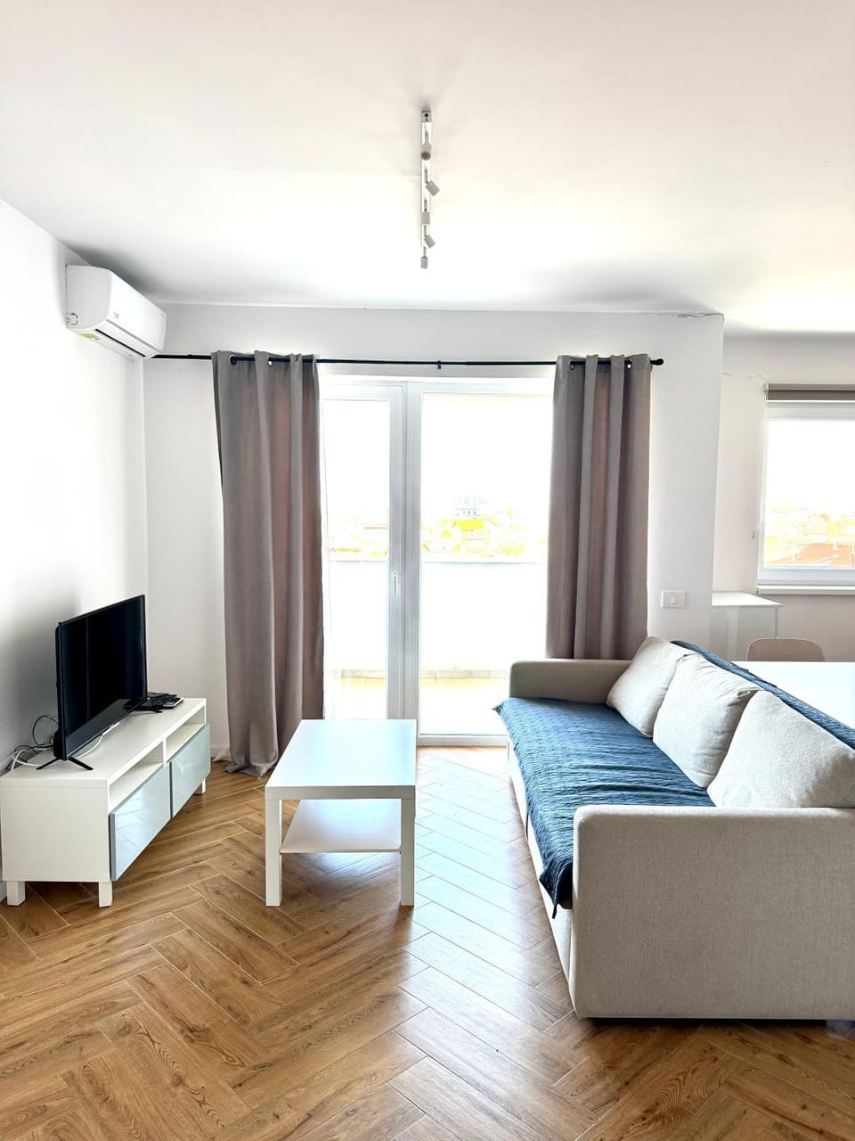 Bed, TV and multimedia, Living room, Photo of the whole room, Seating area, air conditioner