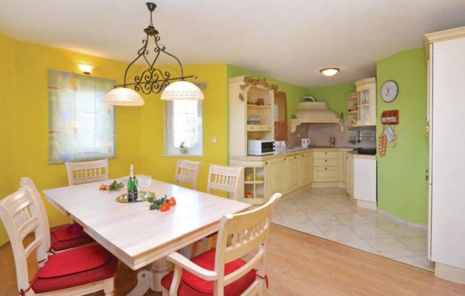 Dining area, kitchen