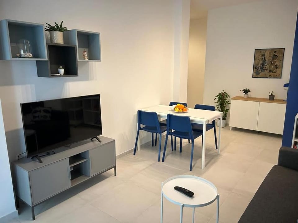 Communal lounge/ TV room, TV and multimedia, Living room, Dining area, Evening entertainment