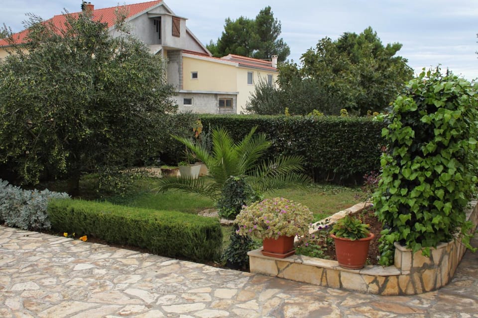 Location, children, Family