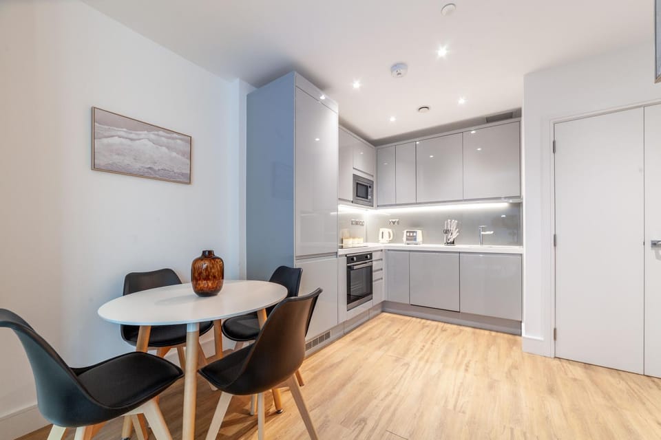 Modern 1Bed Flat in Ealing Near Tube & Shops Apartment in London Borough of Ealing