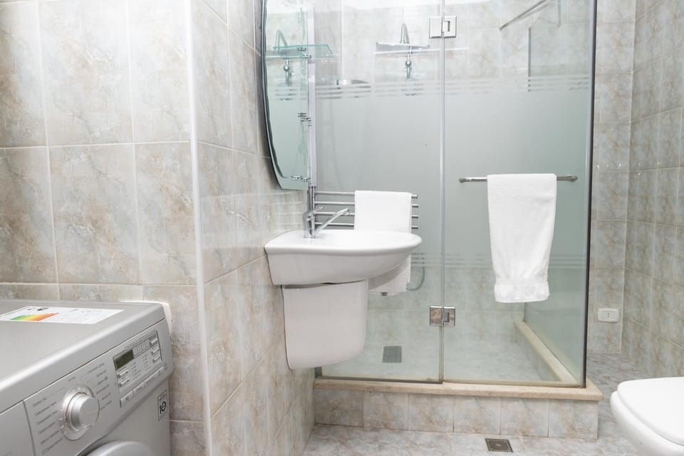 Shower, Toilet, Bathroom, towels
