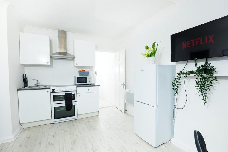 2BR Apt Business Family FREE Parking Apartment in Croydon