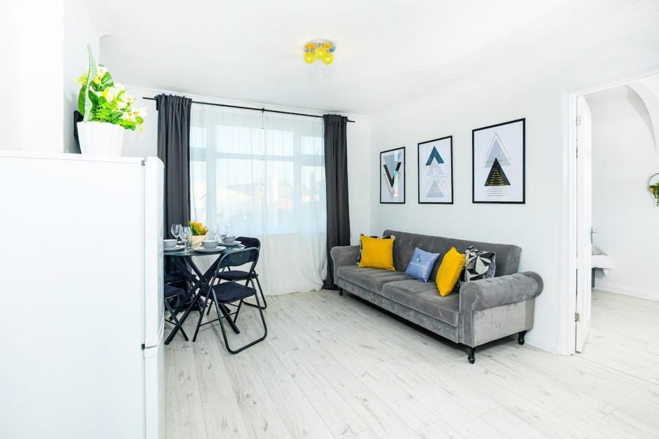 2BR Apt Business Family FREE Parking Apartment in Croydon