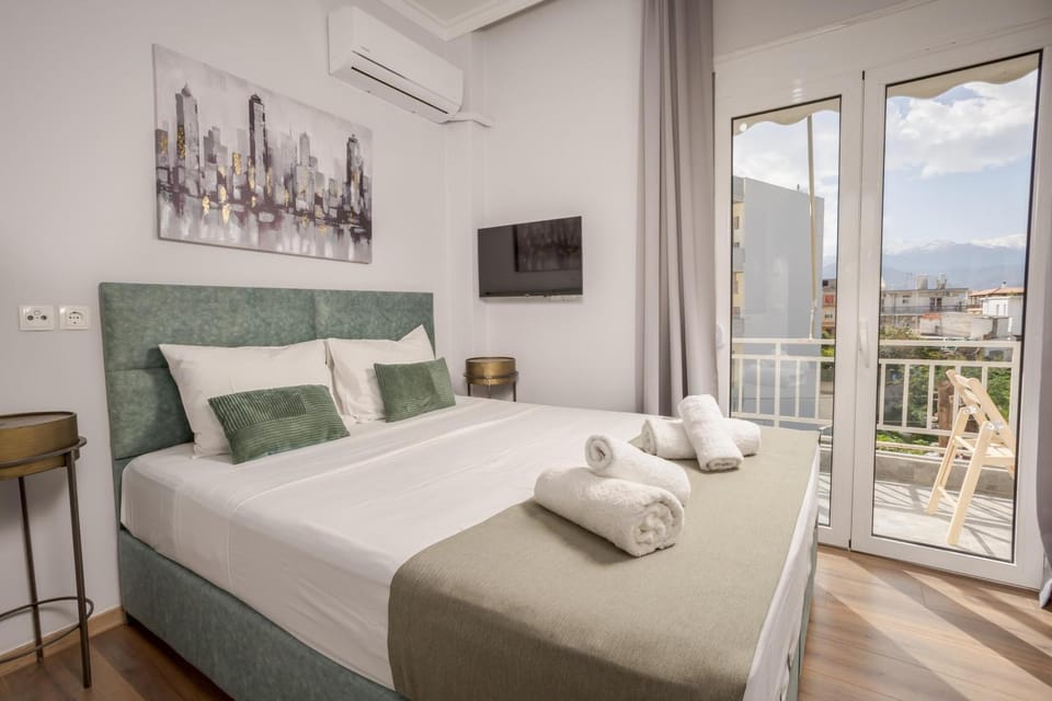 Bed, TV and multimedia, View (from property/room), Balcony/Terrace, Photo of the whole room, Bedroom, Mountain view, towels, air conditioner