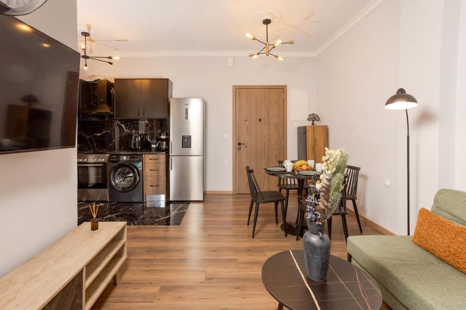 TV and multimedia, Kitchen or kitchenette, Living room, Seating area, Dining area, oven, stove