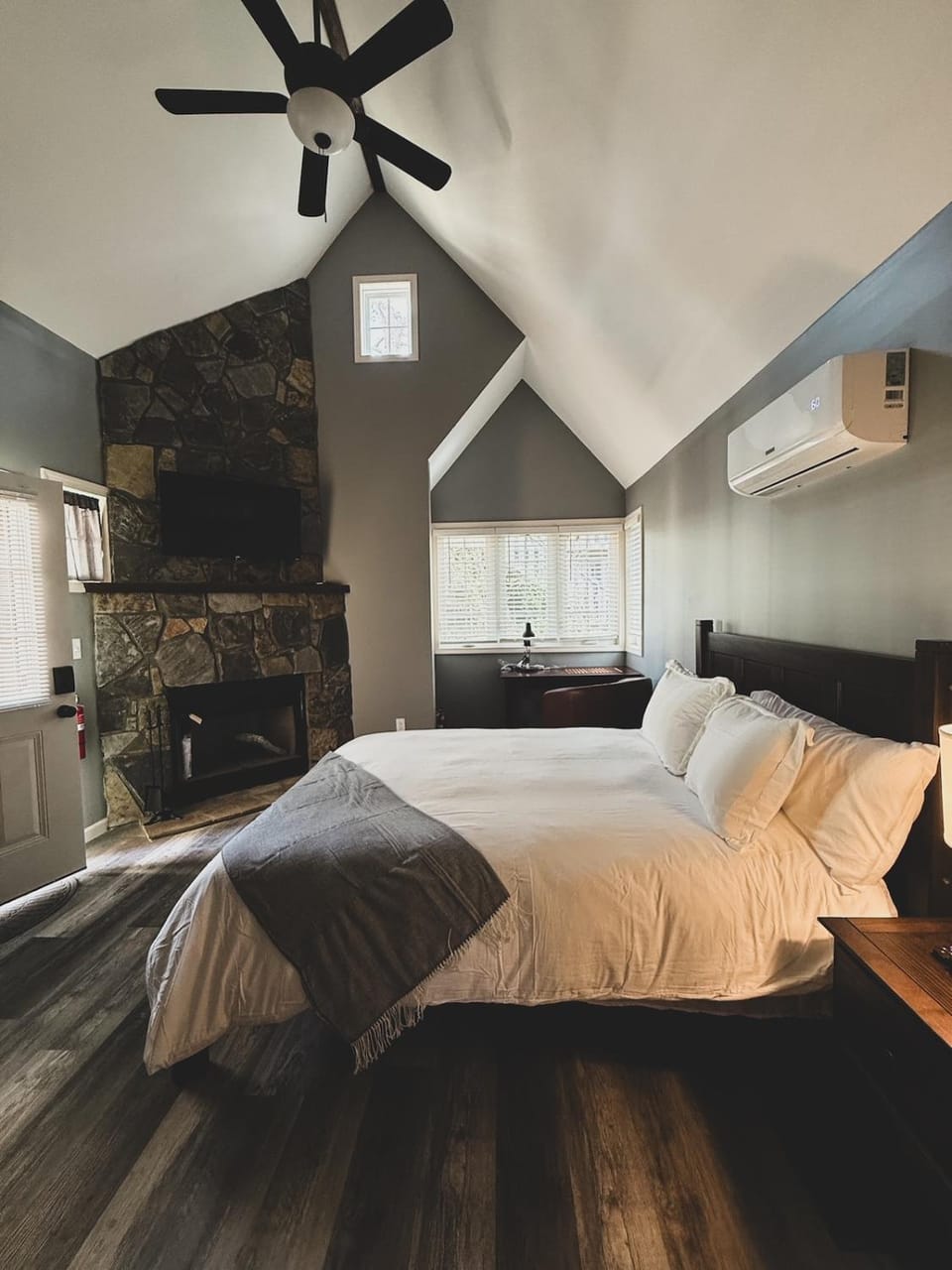 Hearthstone Hideaway at Tudor Suites Chalet in Eureka Springs