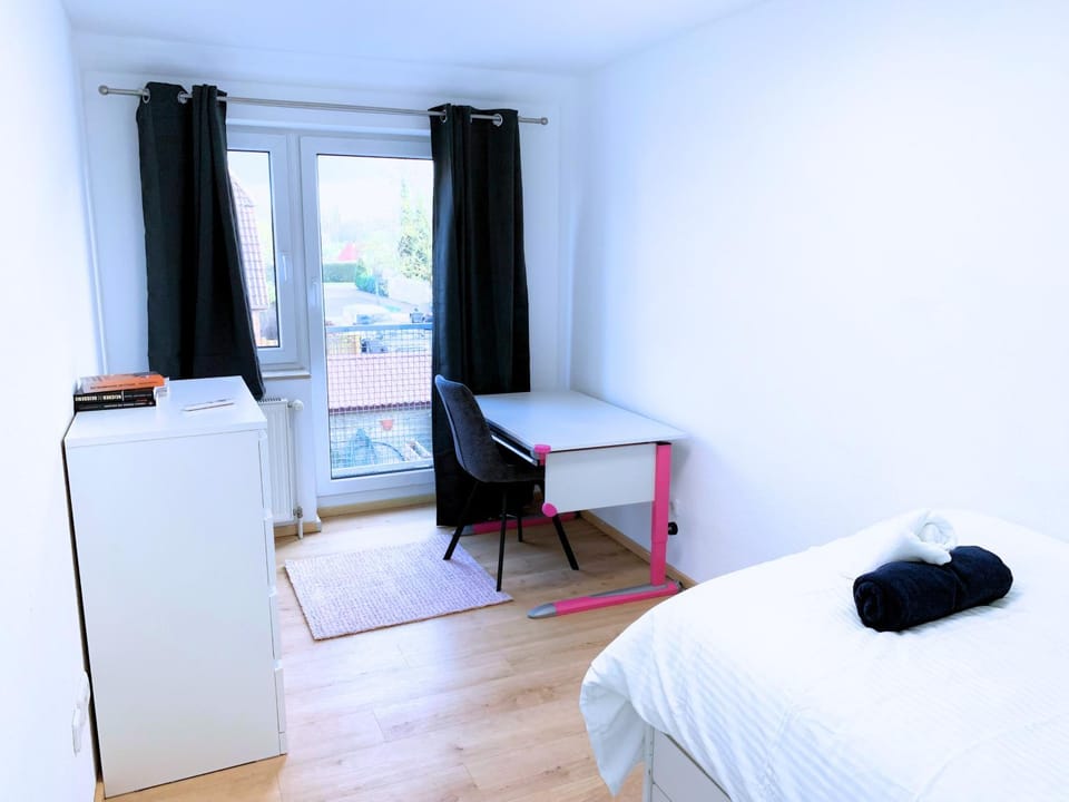 Bed, Photo of the whole room, Bedroom, towels